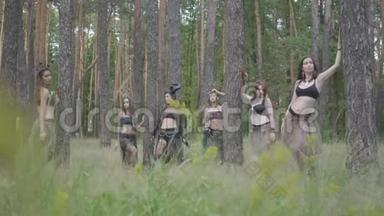穿着森林居民或魔鬼的戏剧服装的年轻妇女在<strong>迷人</strong>的森林中表现出<strong>芬芳</strong>或进行仪式